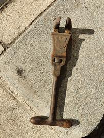 Trimo antico in metallo. Tenaglia curva collezione