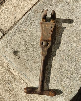 Trimo antico in metallo. Tenaglia curva collezione