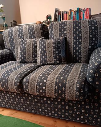 divano due posti stile country colore blu e bianco