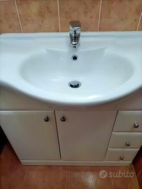 mobile bagno con lavabo e specchio 