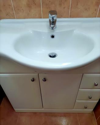 mobile bagno con lavabo e specchio 