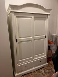 Armadio in legno shabby chic