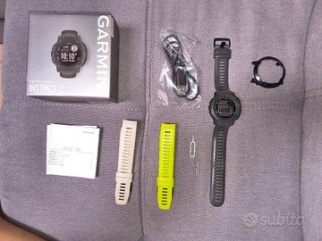 Garmin Instinct 2. con vari accessori.