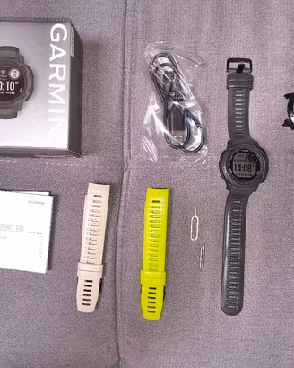 Garmin Instinct 2. con vari accessori.