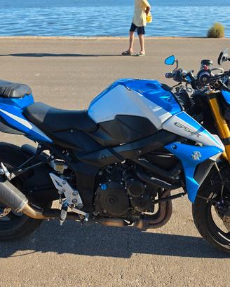 Suzuki GSR750 