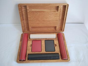 Scatola da gioco in legno con carte e fiches