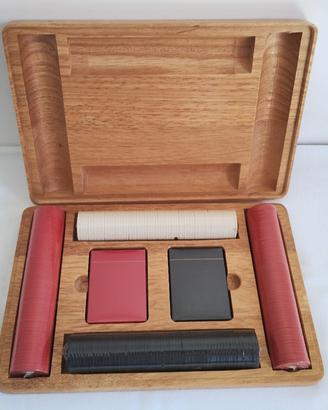 Scatola da gioco in legno con carte e fiches