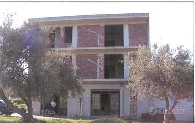 Casa con magazzino artigianale