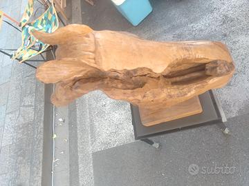 scultura di cavallo in legno ulivo