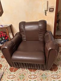 Coppia di poltrone vintage in similpelle