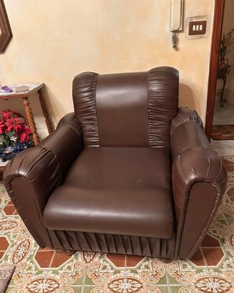 Coppia di poltrone vintage in similpelle