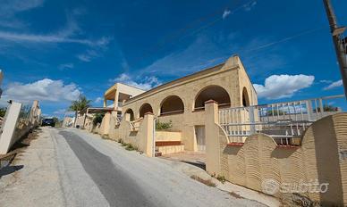 Triscina villa con ampia veranda vista mare