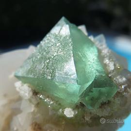 FLUORITE VERDE OTTAEDRICA su QUARZO Sud Africa