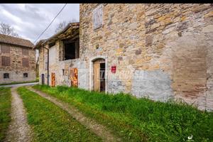 Terra tetto unifamiliare da ristrutturare