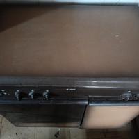Cucina Indesit con 4 fuochi-forno-porta-bombola 