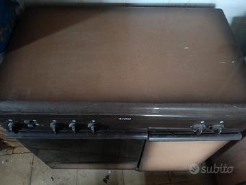 Cucina Indesit con 4 fuochi-forno-porta-bombola 