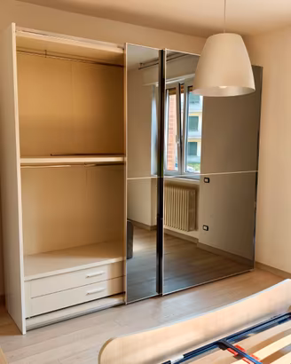 Armadio scorrevole, letto e specchio