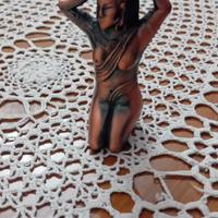 accendino con figura femminile in metallo 