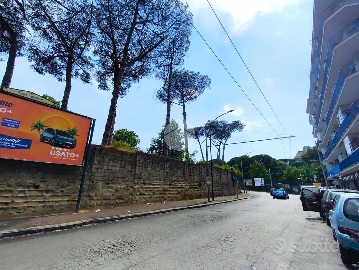 NEGOZIO A NAPOLI - Vista 2