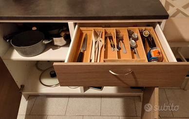 Mobile con bancone da cucina