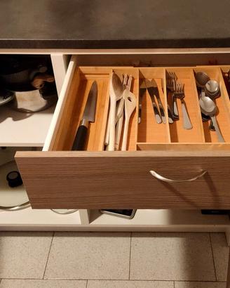 Mobile con bancone da cucina