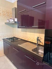 Cucina componibile viola lucido con elettrodomesti