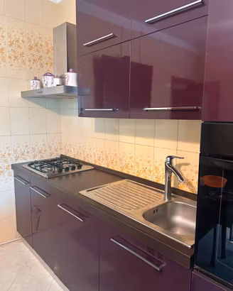 Cucina componibile viola lucido con elettrodomesti