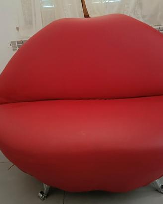 Divano pop design a forma di Labbra.