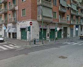 Negozio ad angolo locale libero sgombero