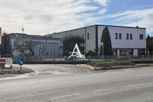 SHOWROOM - OFFICINA - MAGAZZINO E ABITAZIONE IN
