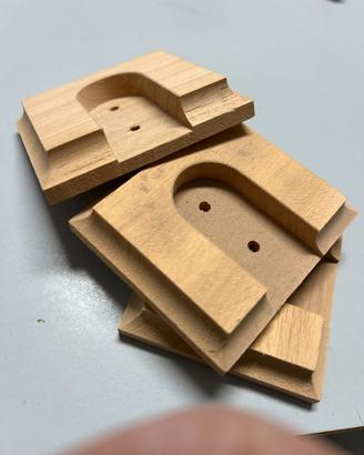 Reggibastoni in legno per armadi