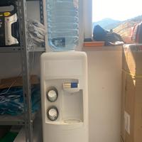 Distributore eragotore con refrigeratore acqua