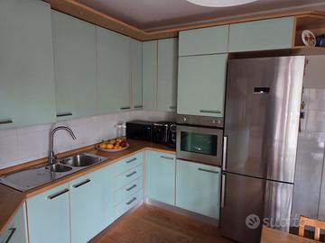 Cucina comp. di elettrodomestici + tavolo e sed