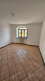 TRILOCALE spazioso CON BALCONE ad ALBAVILLA