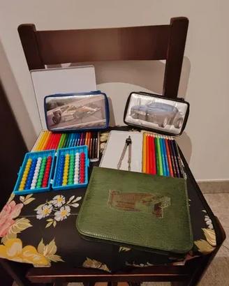 Astucci e matite colorate