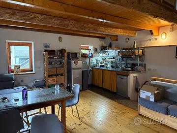Cucina con piano di lavoro in marmo