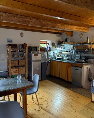 Cucina con piano di lavoro in marmo