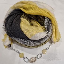 Sciarpa gioiello fatta a mano, quadrata in viscosa