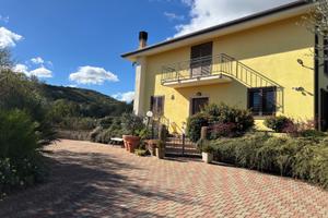 Villa indipendente moderna con 3 livelli