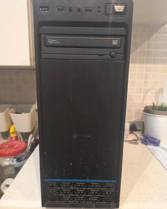 PC fisso più display e cavo HDMI 
