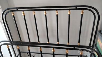 letto antico in ferro con finiture in foglia oro p