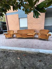 Divano in stile con due poltrone