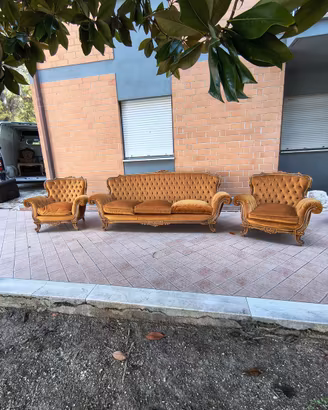 Divano in stile con due poltrone