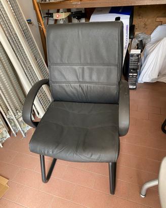 Sedia ufficio imbottita nera con braccioli