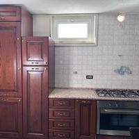 Cucina in legno completa di elettrodomestici
