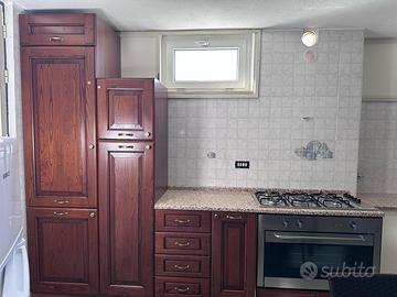 Cucina in legno completa di elettrodomestici