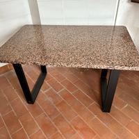 Tavolo con piano in granito lucido