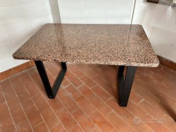 Tavolo con piano in granito lucido