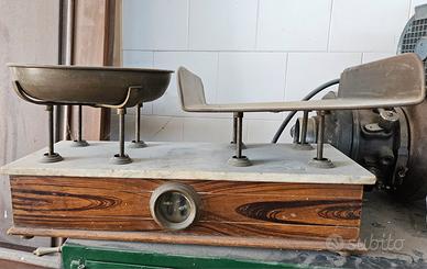 bilancia antica con pesi