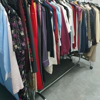 Lotto di abbigliamento da donna e uomo 